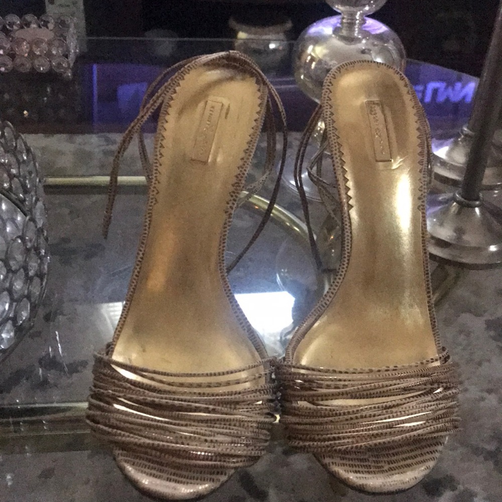 Report signature sandals